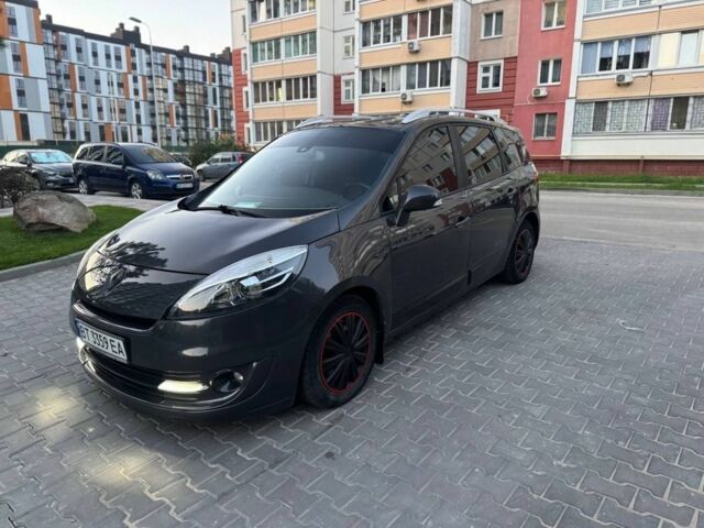 Серый Рено Сценик III, объемом двигателя 1.5 л и пробегом 300 тыс. км за 6000 $, фото 1 на Automoto.ua