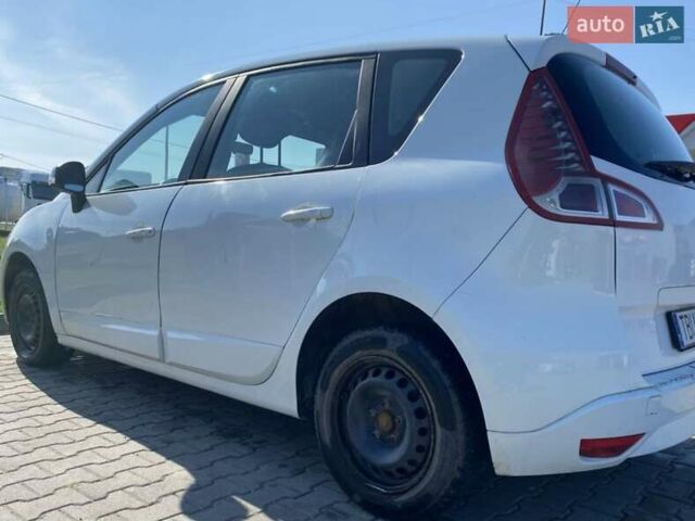 Белый Рено Сценик, объемом двигателя 2 л и пробегом 280 тыс. км за 2600 $, фото 1 на Automoto.ua