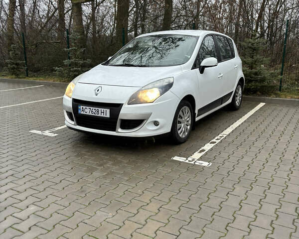 Белый Рено Сценик, объемом двигателя 1.46 л и пробегом 294 тыс. км за 6890 $, фото 1 на Automoto.ua