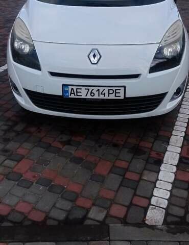 Белый Рено Сценик, объемом двигателя 1.6 л и пробегом 230 тыс. км за 8700 $, фото 1 на Automoto.ua