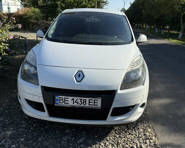 Белый Рено Сценик, объемом двигателя 1.46 л и пробегом 200 тыс. км за 7000 $, фото 1 на Automoto.ua