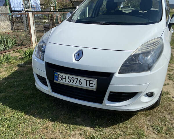 Белый Рено Сценик, объемом двигателя 1.46 л и пробегом 250 тыс. км за 7000 $, фото 1 на Automoto.ua