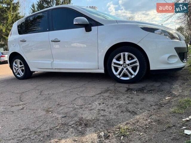 Белый Рено Сценик, объемом двигателя 1.5 л и пробегом 370 тыс. км за 6000 $, фото 1 на Automoto.ua