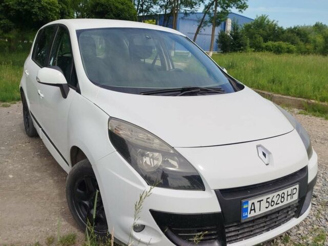 Білий Рено Сценік, об'ємом двигуна 1.5 л та пробігом 439 тис. км за 4600 $, фото 1 на Automoto.ua