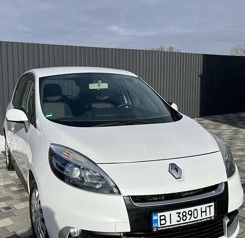 Белый Рено Сценик, объемом двигателя 1.5 л и пробегом 220 тыс. км за 8200 $, фото 1 на Automoto.ua
