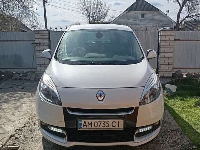Белый Рено Сценик, объемом двигателя 1.46 л и пробегом 206 тыс. км за 7100 $, фото 1 на Automoto.ua