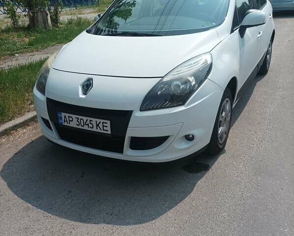 Рено Сценик 2012 в Запорожье на Automoto.ua Белый Рено Сценик, объемом двигателя 1.46 л и пробегом 178 тыс. км за 8000 $, фото 1 на Automoto.ua
