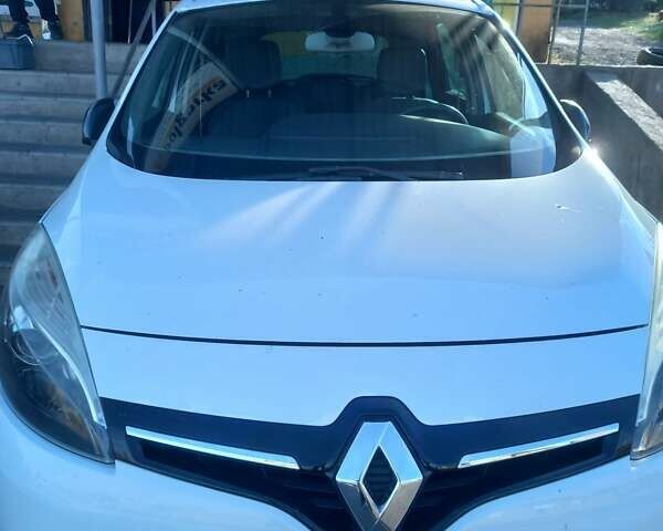 Белый Рено Сценик, объемом двигателя 1.6 л и пробегом 205 тыс. км за 9800 $, фото 1 на Automoto.ua