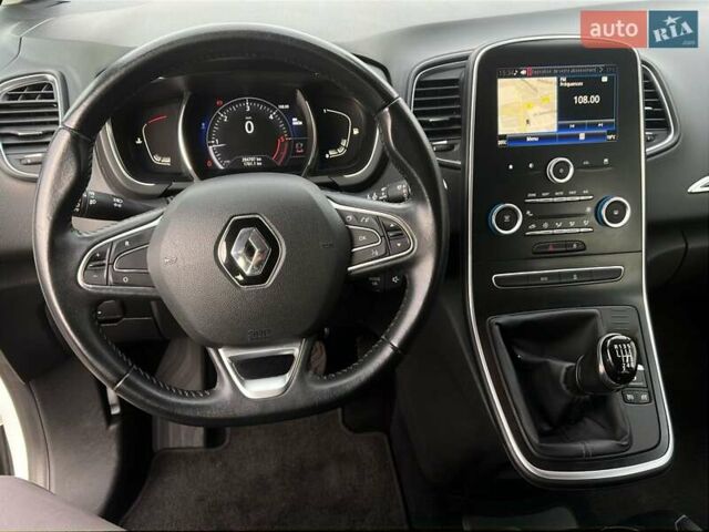Білий Рено Сценік, об'ємом двигуна 1.5 л та пробігом 285 тис. км за 17000 $, фото 1 на Automoto.ua