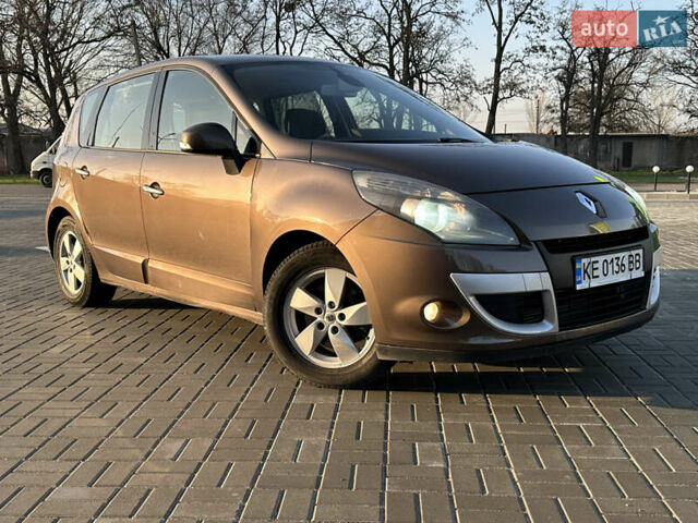 Коричневый Рено Сценик, объемом двигателя 1.5 л и пробегом 160 тыс. км за 3850 $, фото 1 на Automoto.ua