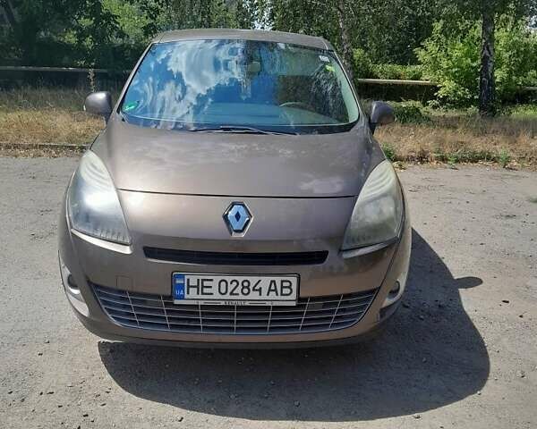 Рено Сценик 2010 в Первомайск на Automoto.ua Коричневый Рено Сценик, объемом двигателя 1.9 л и пробегом 244 тыс. км за 7100 $, фото 1 на Automoto.ua