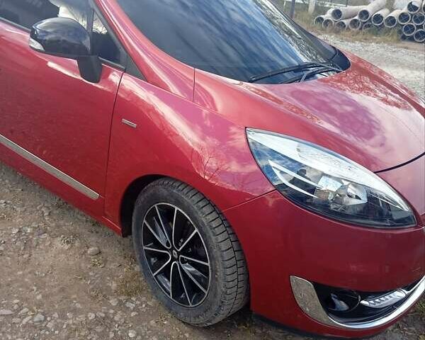 Красный Рено Сценик, объемом двигателя 1.6 л и пробегом 240 тыс. км за 7800 $, фото 1 на Automoto.ua
