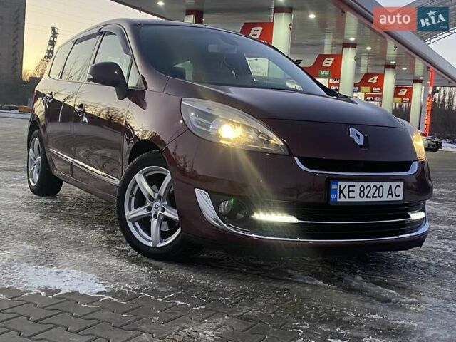 Красный Рено Сценик, объемом двигателя 1.46 л и пробегом 215 тыс. км за 8900 $, фото 1 на Automoto.ua