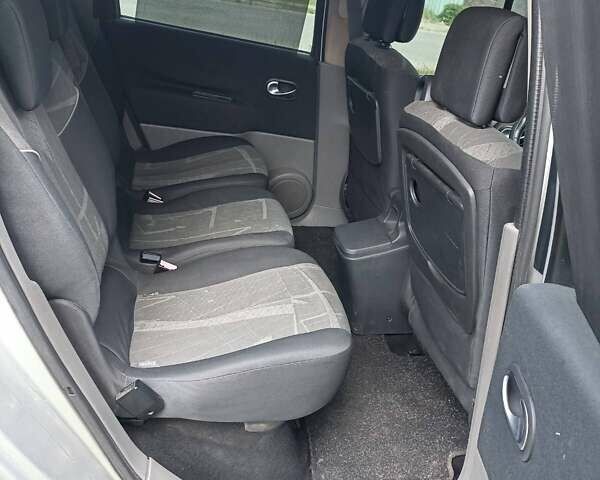 Серый Рено Сценик, объемом двигателя 1.9 л и пробегом 230 тыс. км за 3200 $, фото 1 на Automoto.ua