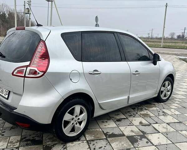 Рено Сценік 2009 у Самборе на Automoto.ua Сірий Рено Сценік, об'ємом двигуна 1.87 л та пробігом 270 тис. км за 6550 $, фото 1 на Automoto.ua