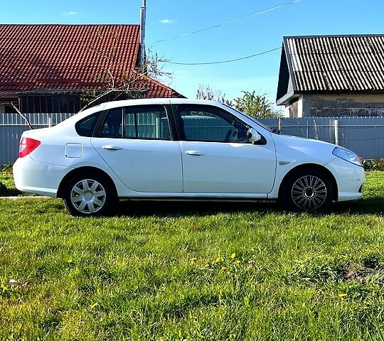 Белый Рено Симбол, объемом двигателя 1.4 л и пробегом 0 тыс. км за 5000 $, фото 1 на Automoto.ua