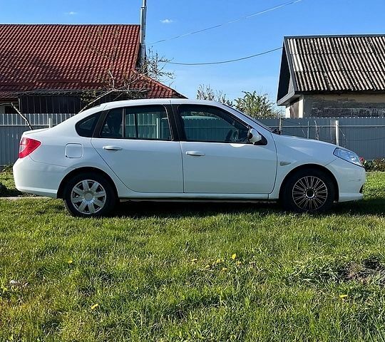 Белый Рено Симбол, объемом двигателя 1.39 л и пробегом 240 тыс. км за 5000 $, фото 1 на Automoto.ua