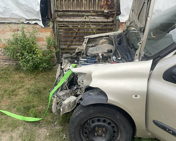 Синий Рено Симбол, объемом двигателя 1.39 л и пробегом 151 тыс. км за 2000 $, фото 1 на Automoto.ua