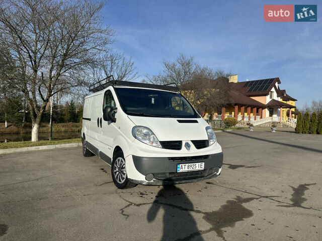 Белый Рено Трафик, объемом двигателя 2.5 л и пробегом 355 тыс. км за 9999 $, фото 1 на Automoto.ua