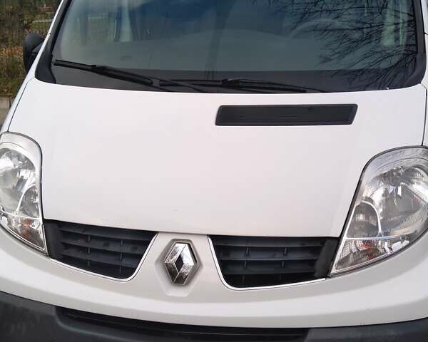 Белый Рено Трафик, объемом двигателя 2 л и пробегом 300 тыс. км за 10100 $, фото 1 на Automoto.ua