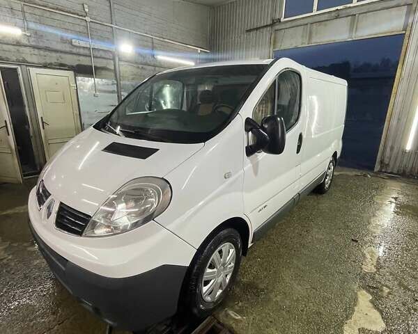 Белый Рено Трафик, объемом двигателя 2 л и пробегом 255 тыс. км за 10500 $, фото 1 на Automoto.ua