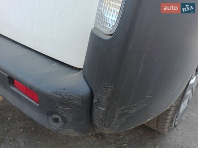 Белый Рено Трафик, объемом двигателя 2 л и пробегом 275 тыс. км за 13000 $, фото 1 на Automoto.ua