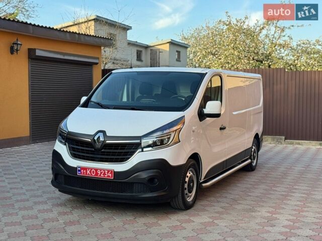 Белый Рено Трафик, объемом двигателя 2 л и пробегом 230 тыс. км за 16999 $, фото 1 на Automoto.ua
