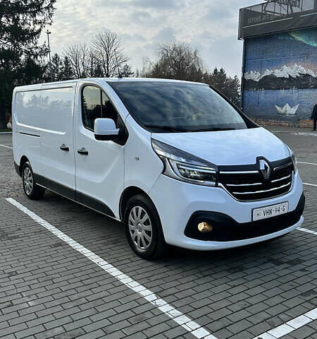 Белый Рено Трафик, объемом двигателя 2 л и пробегом 172 тыс. км за 16900 $, фото 1 на Automoto.ua