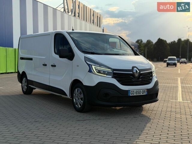 Белый Рено Трафик, объемом двигателя 0 л и пробегом 247 тыс. км за 17500 $, фото 1 на Automoto.ua