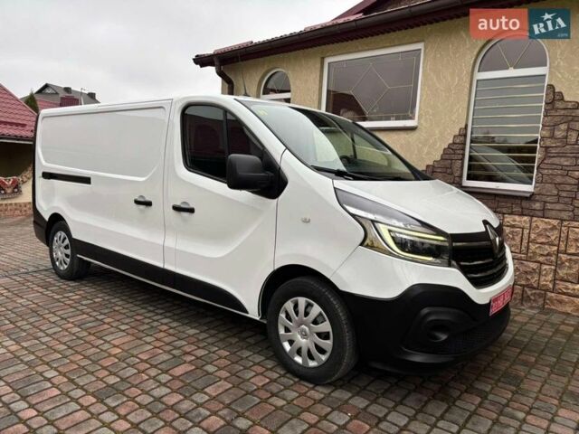 Белый Рено Трафик, объемом двигателя 2 л и пробегом 250 тыс. км за 16950 $, фото 1 на Automoto.ua
