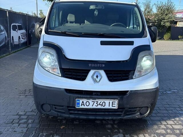 Белый Рено Трафик, объемом двигателя 2 л и пробегом 374 тыс. км за 9990 $, фото 1 на Automoto.ua