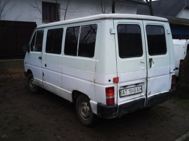 Белый Рено Трафик, объемом двигателя 2 л и пробегом 200 тыс. км за 1200 $, фото 1 на Automoto.ua