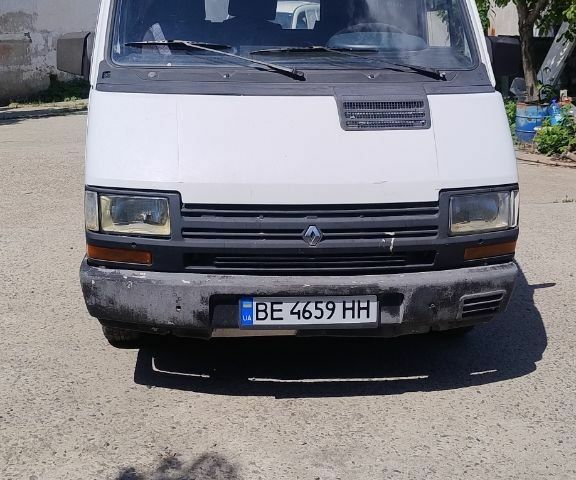 Белый Рено Трафик, объемом двигателя 2.2 л и пробегом 386 тыс. км за 1500 $, фото 1 на Automoto.ua