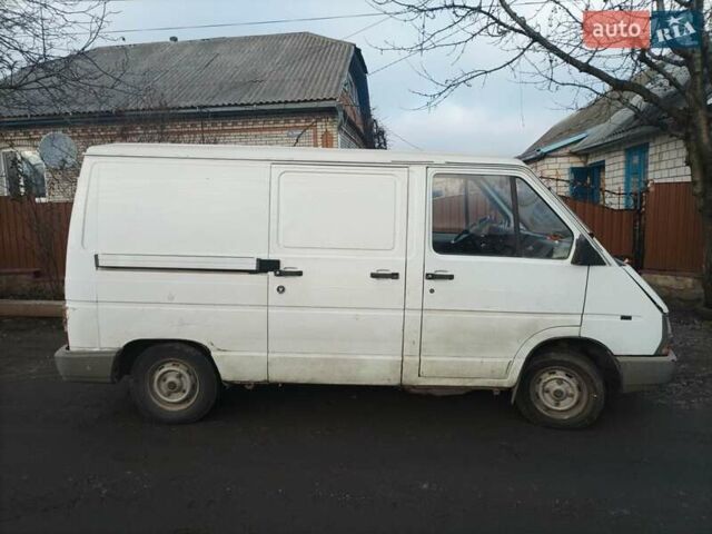 Белый Рено Трафик, объемом двигателя 2.2 л и пробегом 260 тыс. км за 1550 $, фото 1 на Automoto.ua