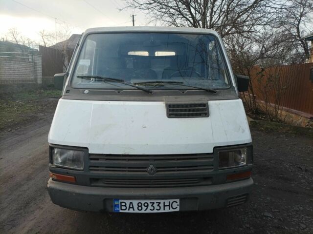 Белый Рено Трафик, объемом двигателя 2.2 л и пробегом 255 тыс. км за 1600 $, фото 1 на Automoto.ua