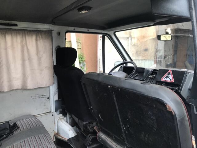 Белый Рено Трафик, объемом двигателя 2.5 л и пробегом 65 тыс. км за 2500 $, фото 1 на Automoto.ua