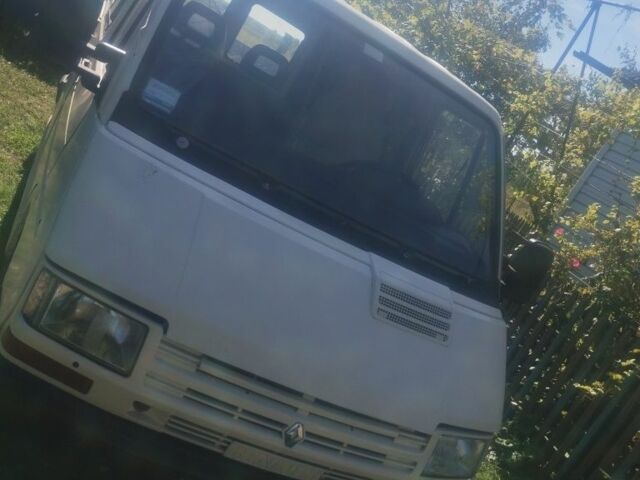 Белый Рено Трафик, объемом двигателя 2 л и пробегом 500 тыс. км за 2439 $, фото 1 на Automoto.ua