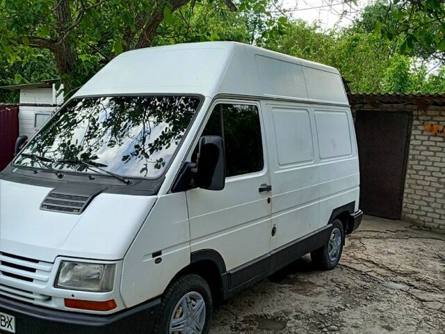 Белый Рено Трафик, объемом двигателя 1.9 л и пробегом 0 тыс. км за 1800 $, фото 1 на Automoto.ua