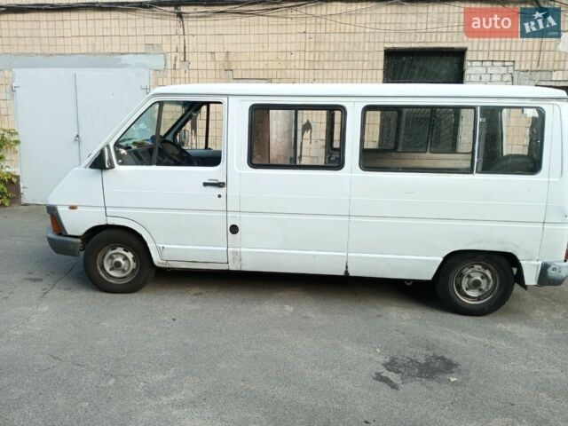 Белый Рено Трафик, объемом двигателя 2.1 л и пробегом 150 тыс. км за 1700 $, фото 1 на Automoto.ua