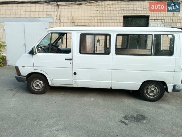 Белый Рено Трафик, объемом двигателя 2.1 л и пробегом 150 тыс. км за 1700 $, фото 1 на Automoto.ua