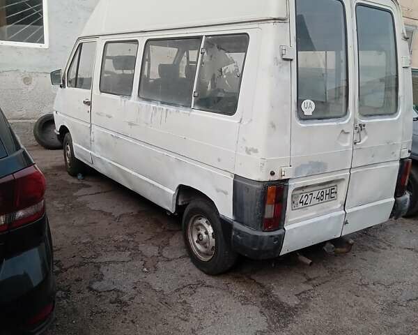 Белый Рено Трафик, объемом двигателя 2.1 л и пробегом 200 тыс. км за 1399 $, фото 1 на Automoto.ua