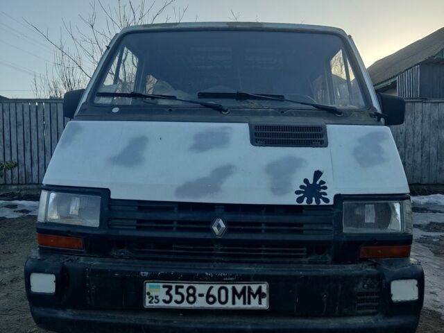 Белый Рено Трафик, объемом двигателя 2.1 л и пробегом 236 тыс. км за 490 $, фото 1 на Automoto.ua