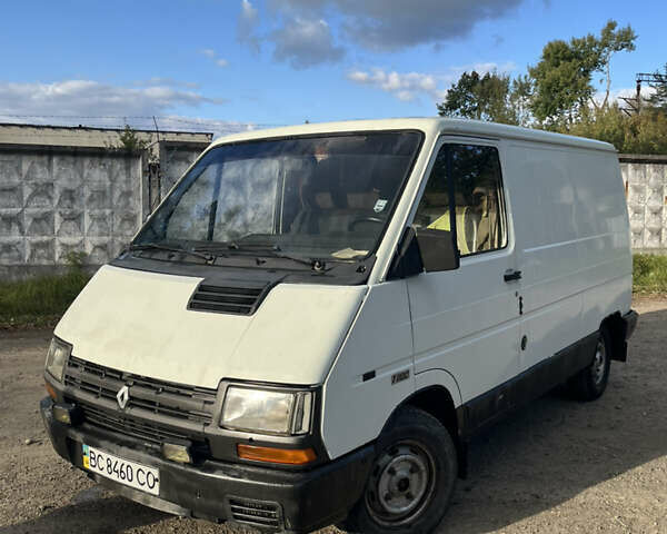 Белый Рено Трафик, объемом двигателя 2.1 л и пробегом 376 тыс. км за 2600 $, фото 1 на Automoto.ua