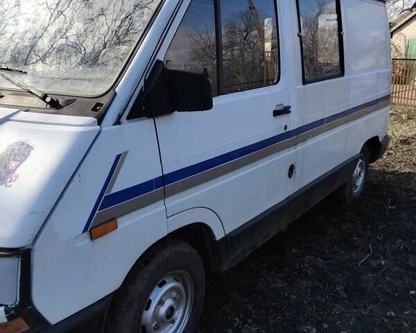 Белый Рено Трафик, объемом двигателя 1.7 л и пробегом 78 тыс. км за 2100 $, фото 1 на Automoto.ua