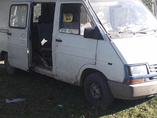 Белый Рено Трафик, объемом двигателя 2.5 л и пробегом 645 тыс. км за 1350 $, фото 1 на Automoto.ua