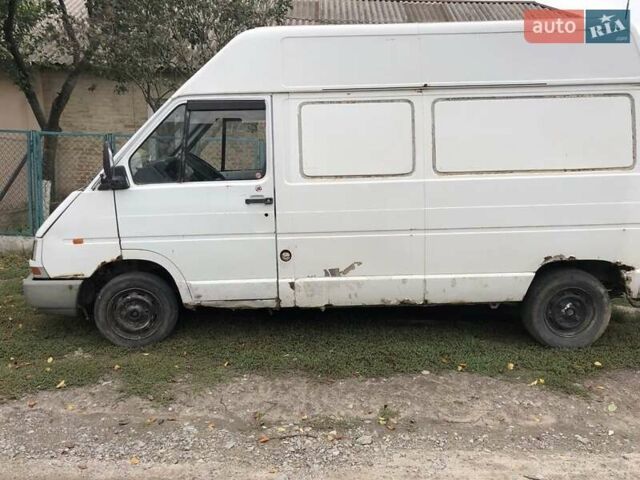 Белый Рено Трафик, объемом двигателя 2.5 л и пробегом 300 тыс. км за 1650 $, фото 1 на Automoto.ua
