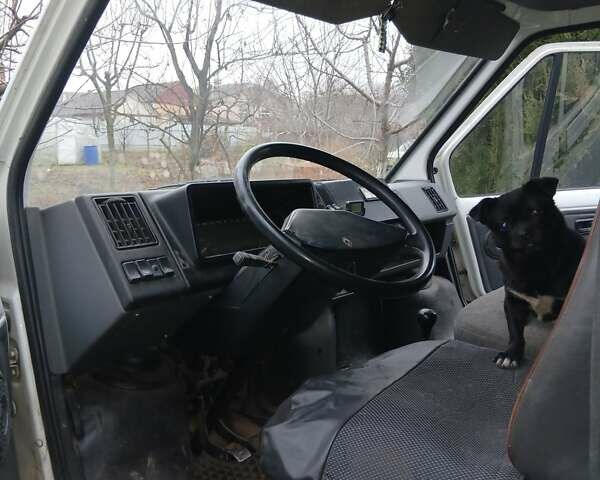 Белый Рено Трафик, объемом двигателя 2.5 л и пробегом 340 тыс. км за 1500 $, фото 1 на Automoto.ua