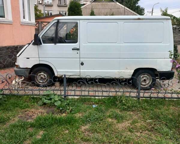 Белый Рено Трафик, объемом двигателя 2.1 л и пробегом 365 тыс. км за 1700 $, фото 1 на Automoto.ua