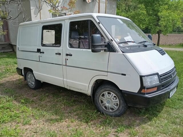 Белый Рено Трафик, объемом двигателя 2 л и пробегом 400 тыс. км за 1500 $, фото 1 на Automoto.ua