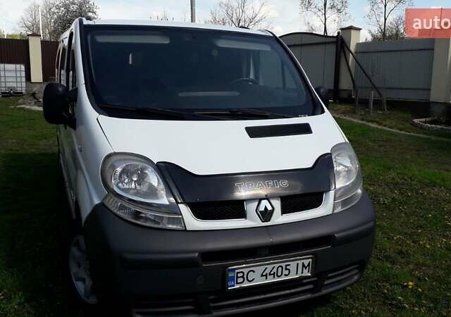 Белый Рено Трафик, объемом двигателя 2.5 л и пробегом 340 тыс. км за 7400 $, фото 1 на Automoto.ua